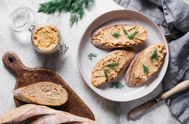 Räucherlachs Salat auf Graubrot mit Dill