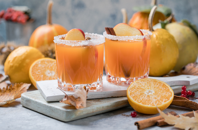 Pumpkin Punch Kürbis Cocktail im Glas mit Zuckerrand