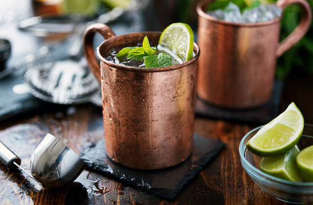 Virgin Moscow Mule im Becher mit Eiswürfeln und Limetten