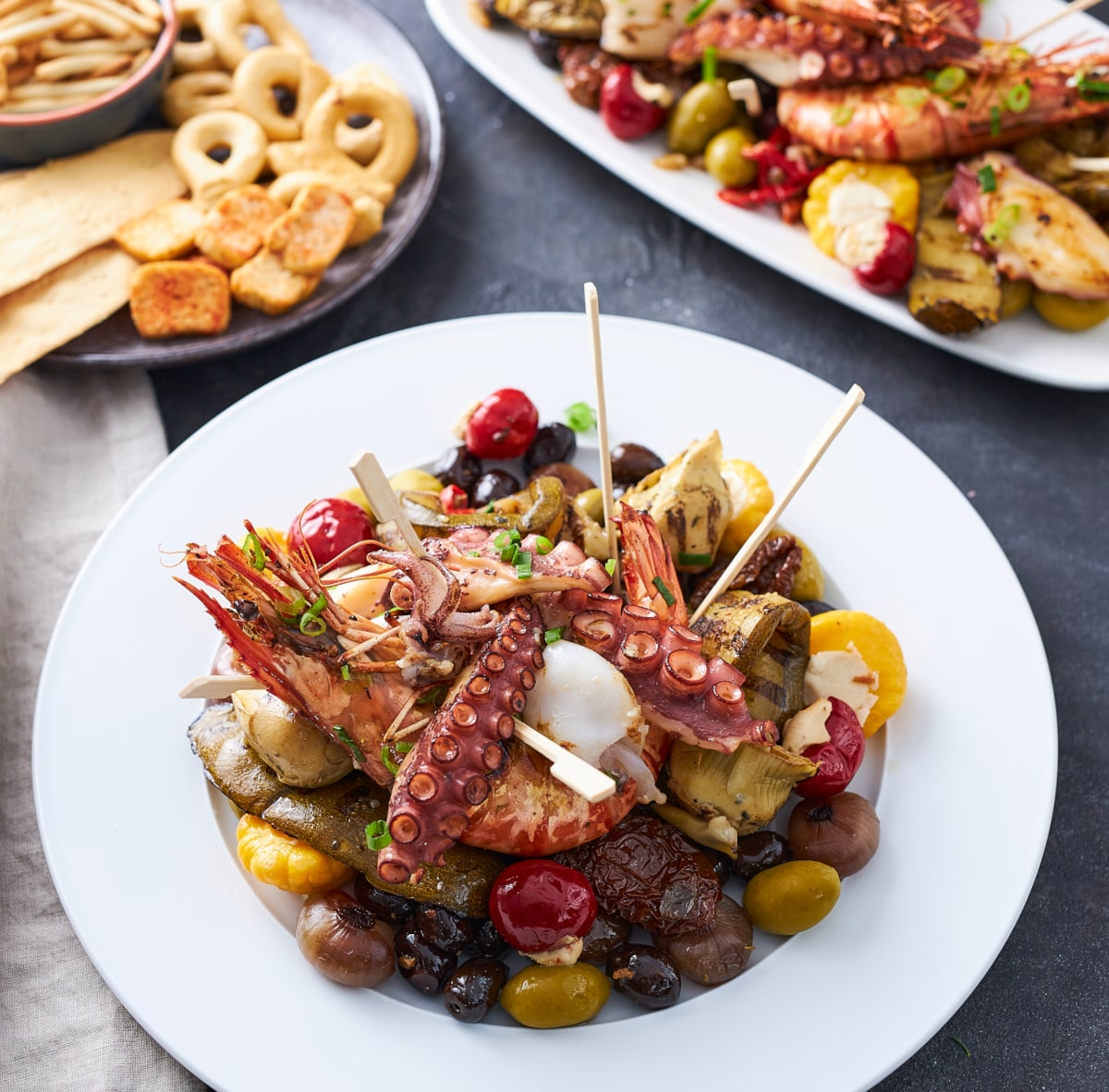 Antipasti Teller mit eingelegtem Gemüse und Meeresfrüchten