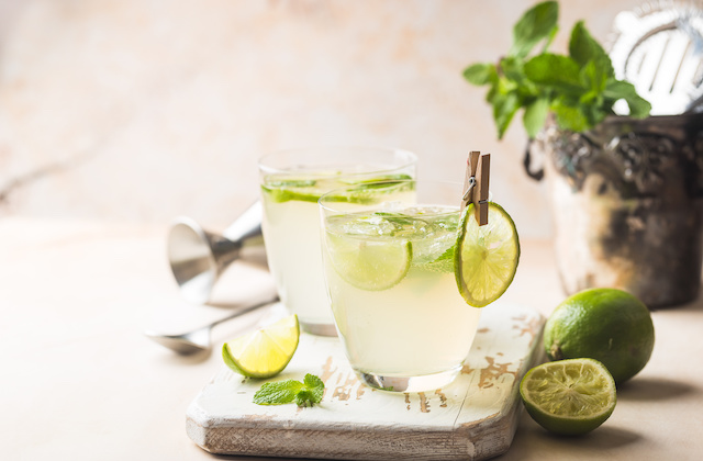 Mojito Soda Mocktail im Glas mit Limetten und Eiswürfeln