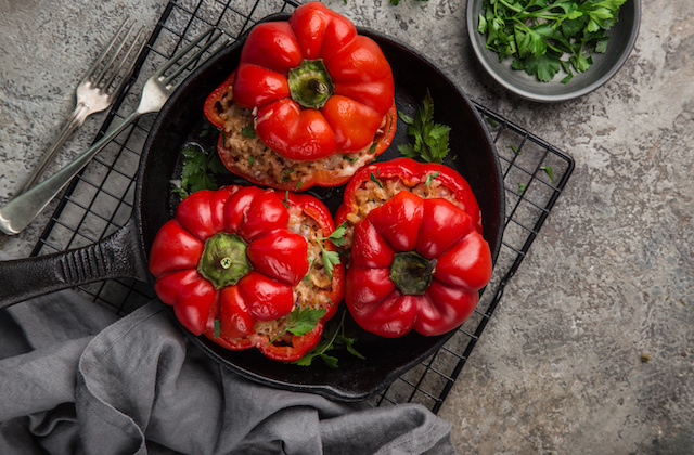 Gefüllte Paprika in Pfanne