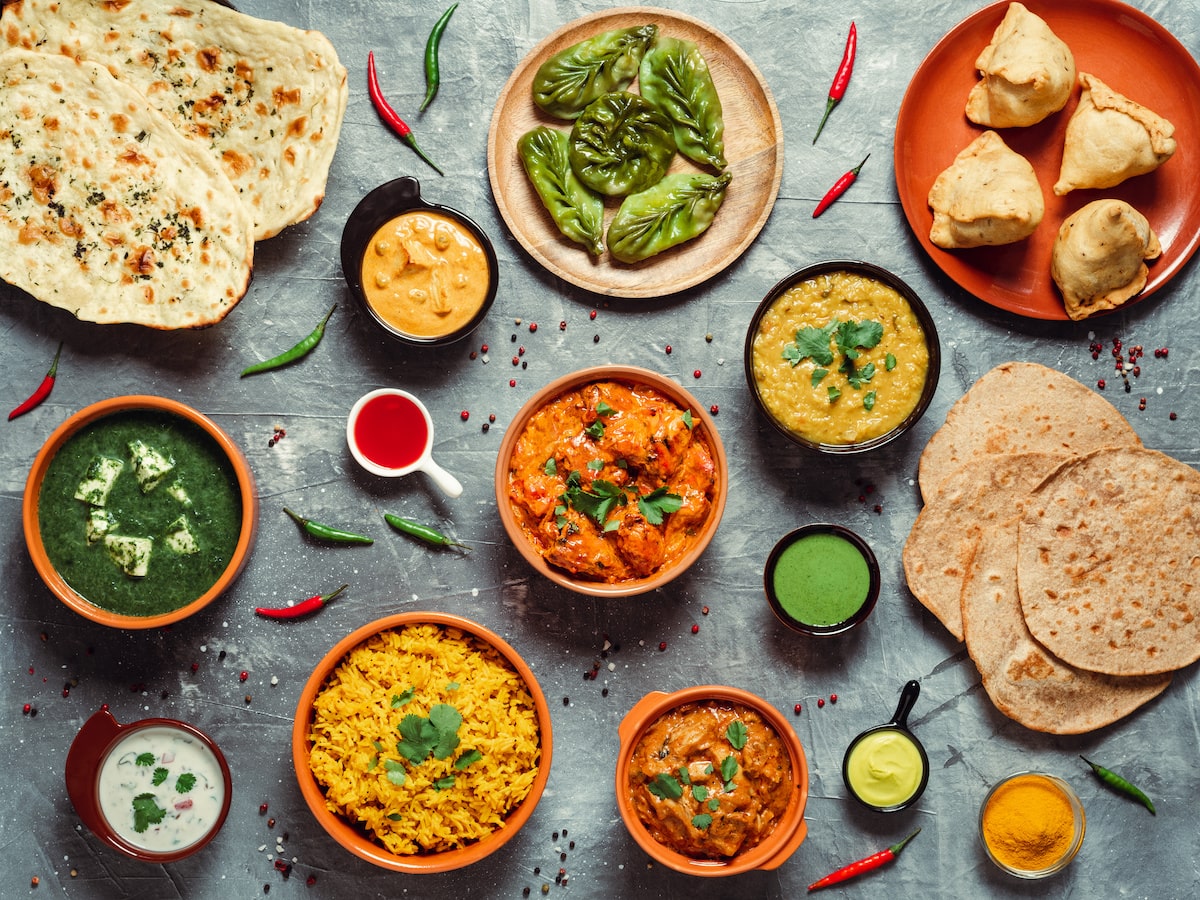 Indische Gerichte auf Tisch mit Garam Masala Gewürz