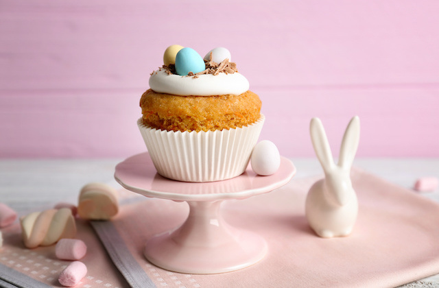 Eierlikör Cupcakes auf Oster-Tisch