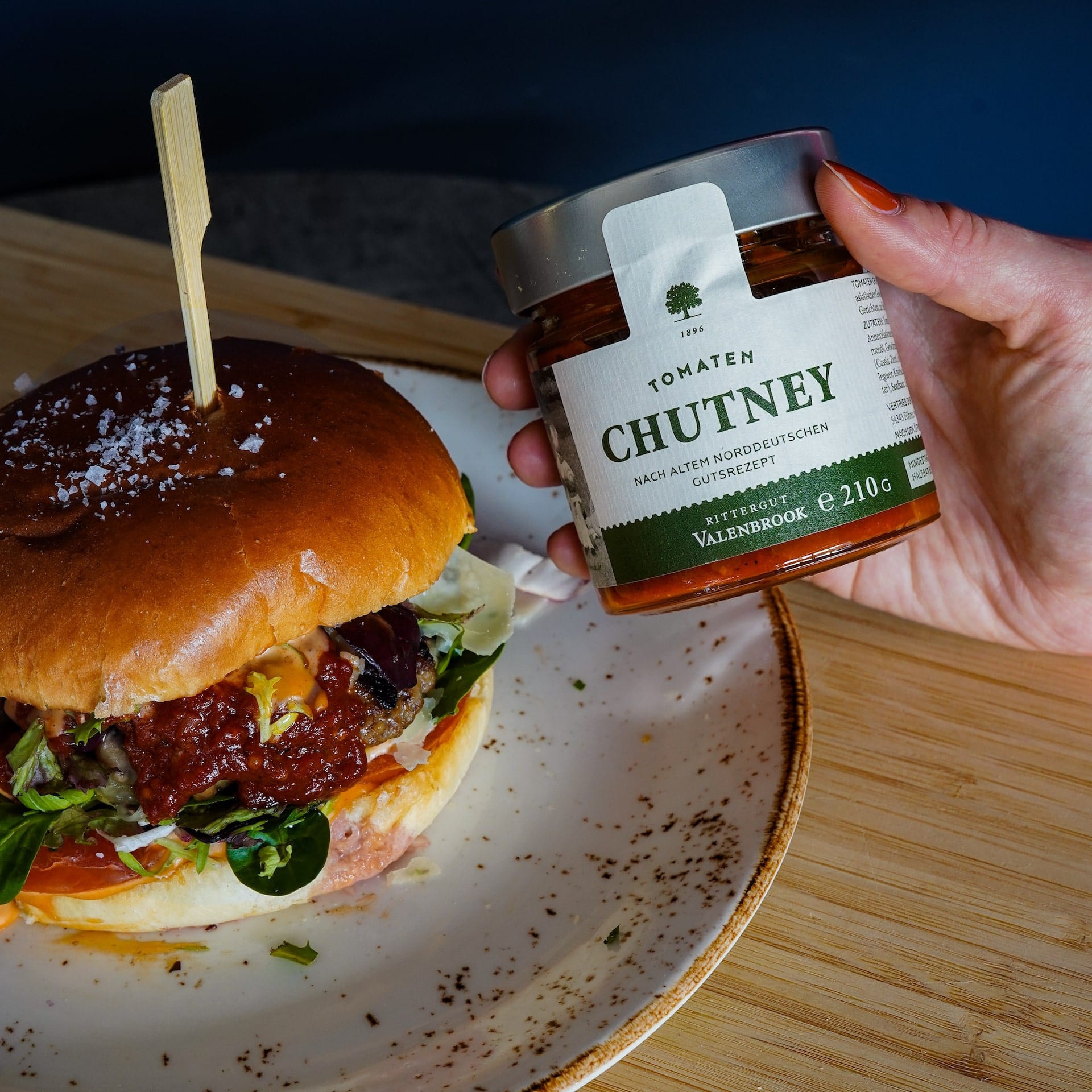 Rittergut Valenbrook Tomaten Chutney neben leckerem Burger