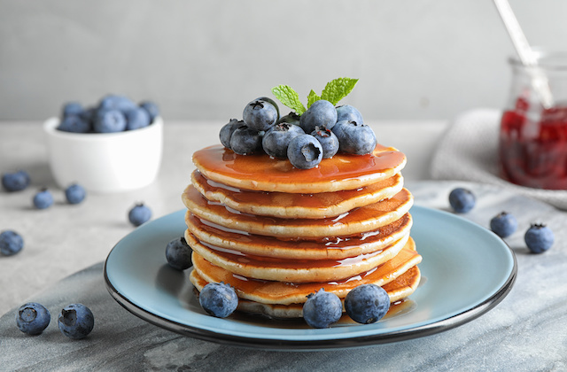 Pancakes mit Vanillesirup und Blaubeeren