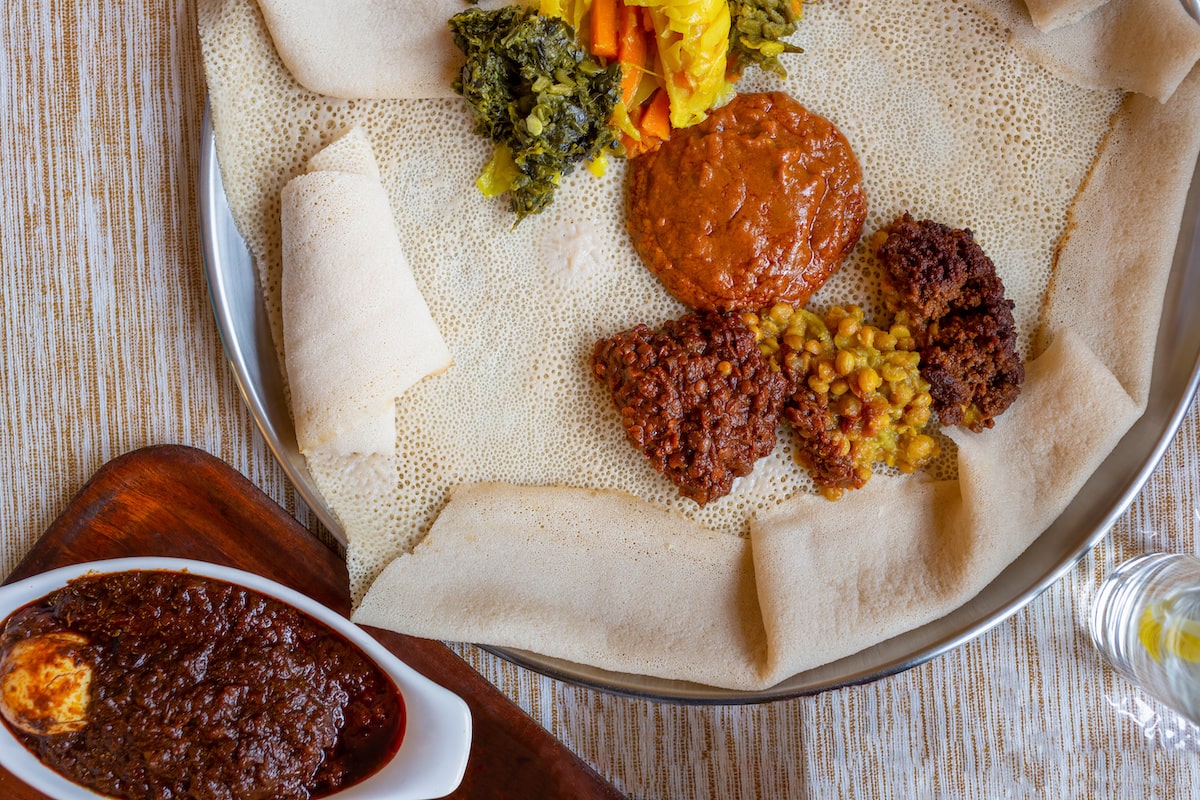 Äthiopisches Injera mit Berbere Gewürz Dip