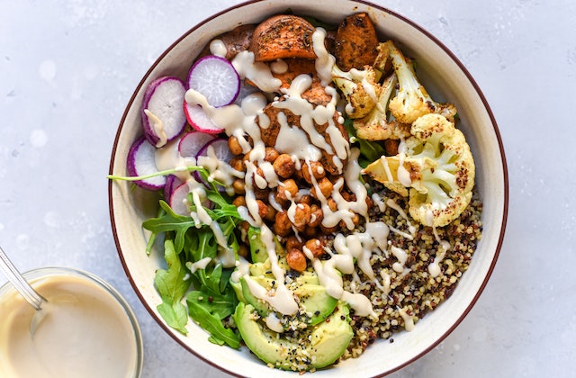 Quinoa Bowl mit Gemüse Quinoa Bowl mit Gemüse
