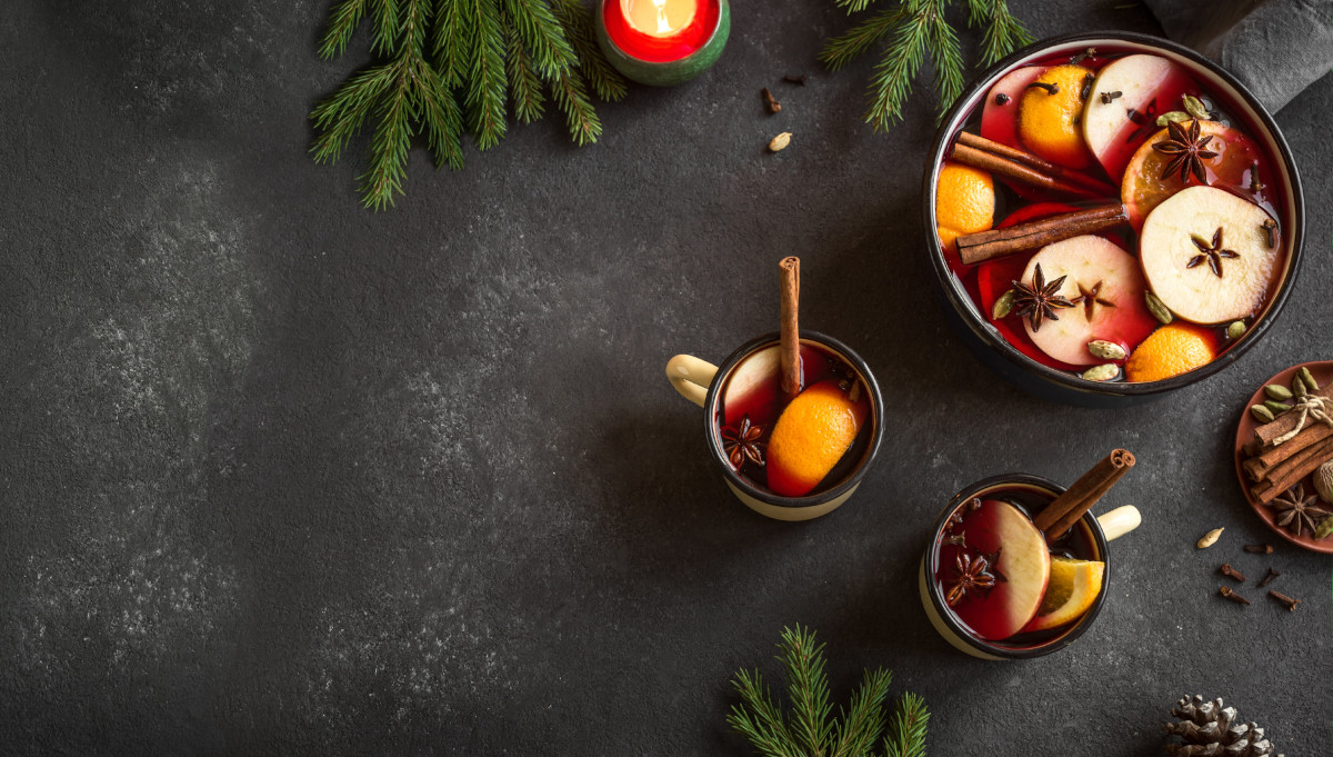 Glühwein Bowle angerichtet mit Zimt, Orangen und Gewürzen