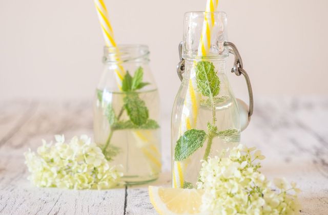 Holunderblüten-Gurke-Spritz in Einmachflasche mit Holunderblüten