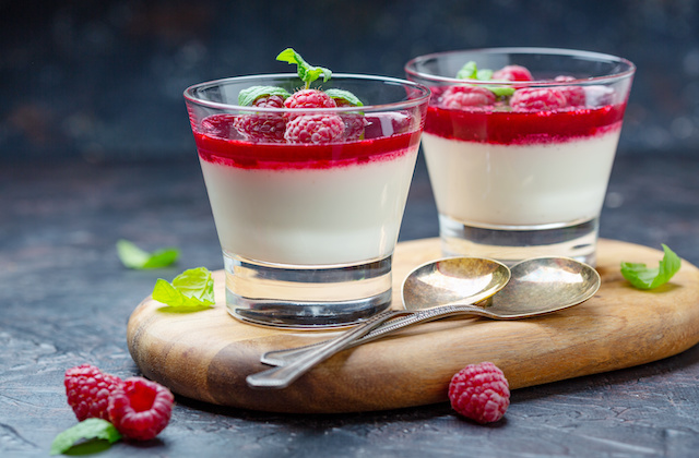 Zabaione mit Eierlikör serviert im Glas mit Minze