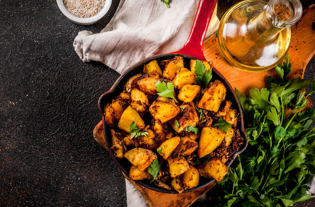 Bratkartoffeln mit Panch Phoron Gewürz in Schüssel