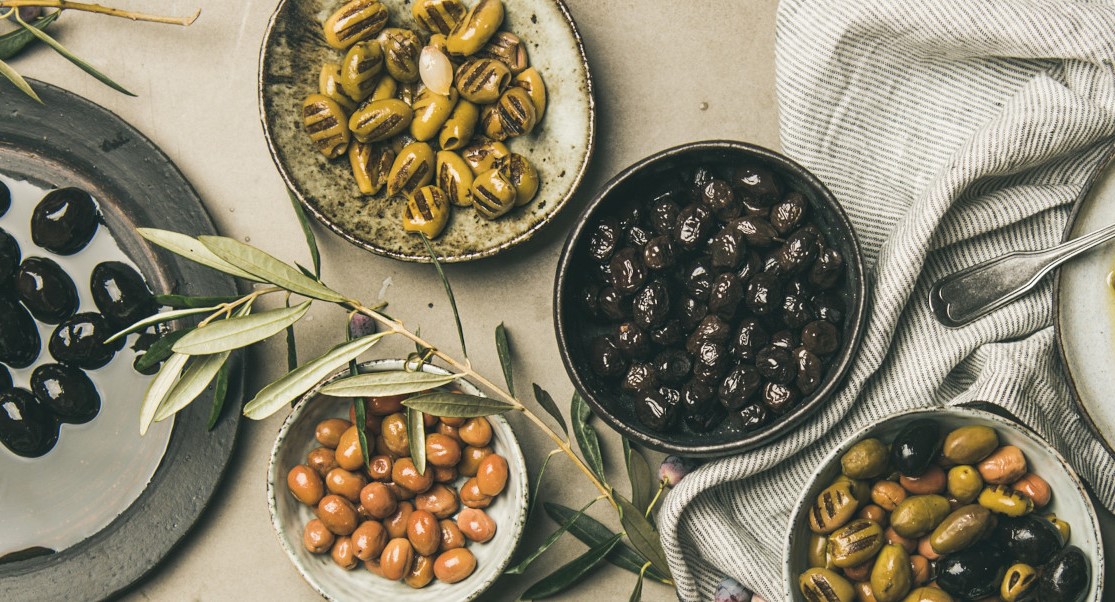 Oliven-Sorten in verschiedenen Schälchen
