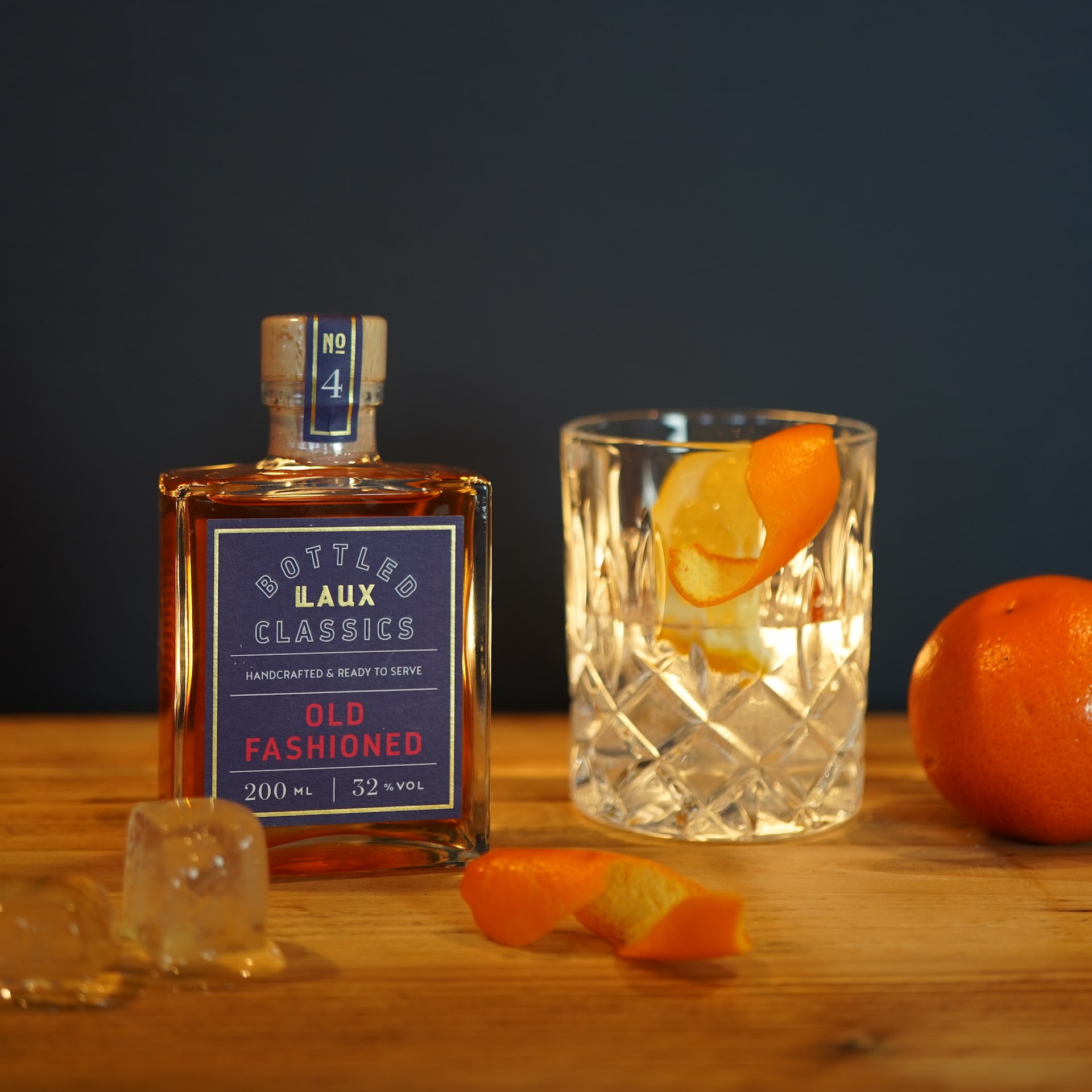 LAUX Old Fashioned Bottled Classic in Flasche neben Old Fashioned Cocktail im Glas