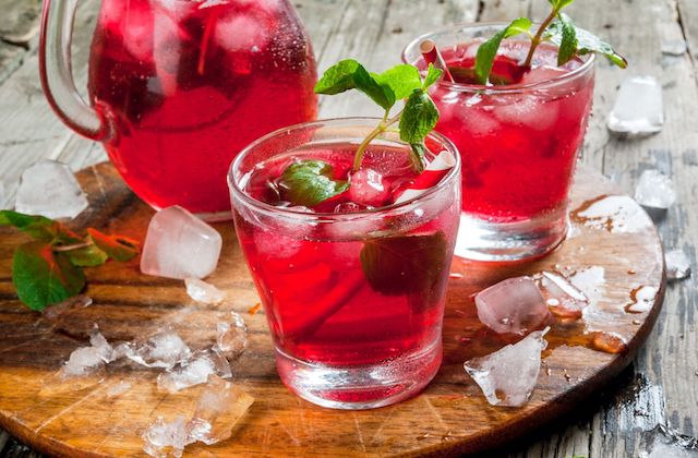 Cranberry Eistee mit Minze im Glas