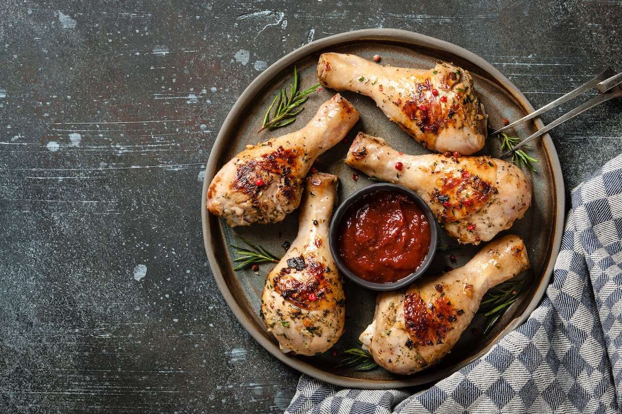 Chicken Wings mit Gewürzen und Ketchup