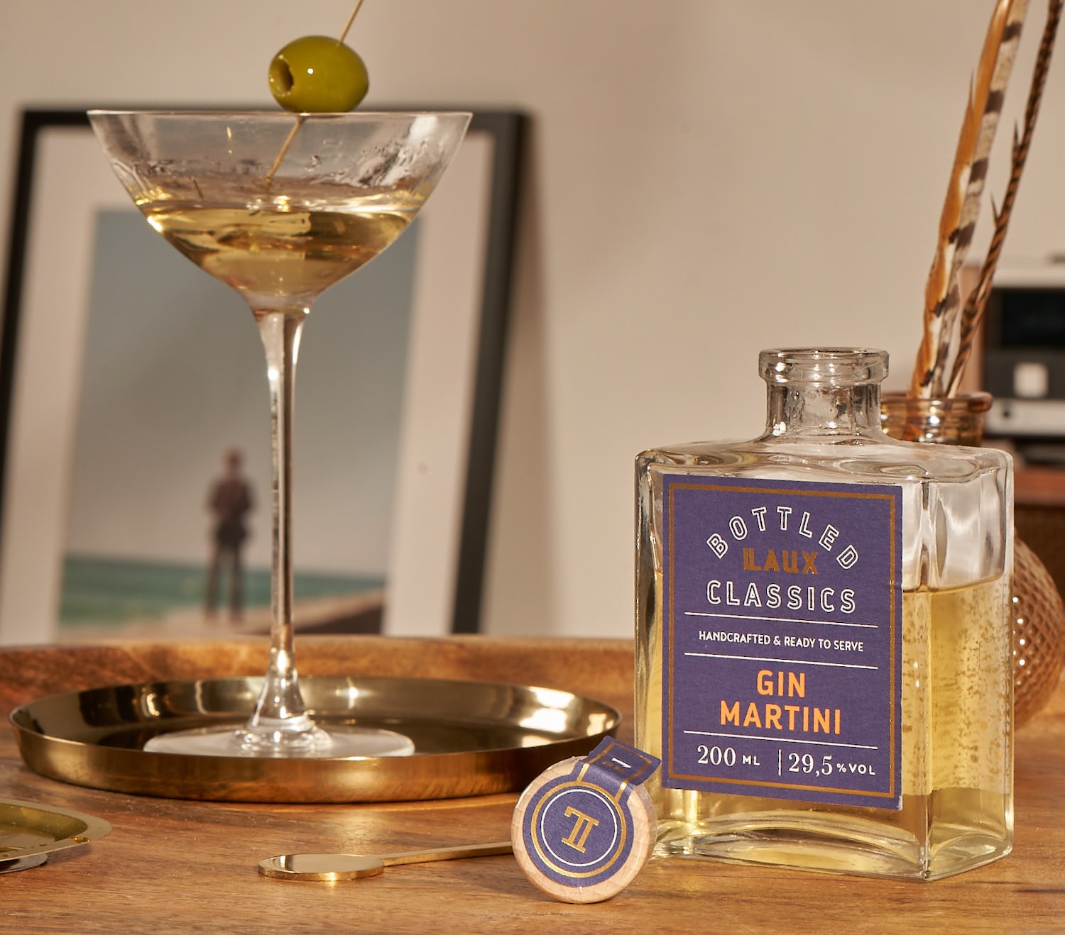 LAUX Gin Martini Bottled Cocktail wird ins Glas geschüttet