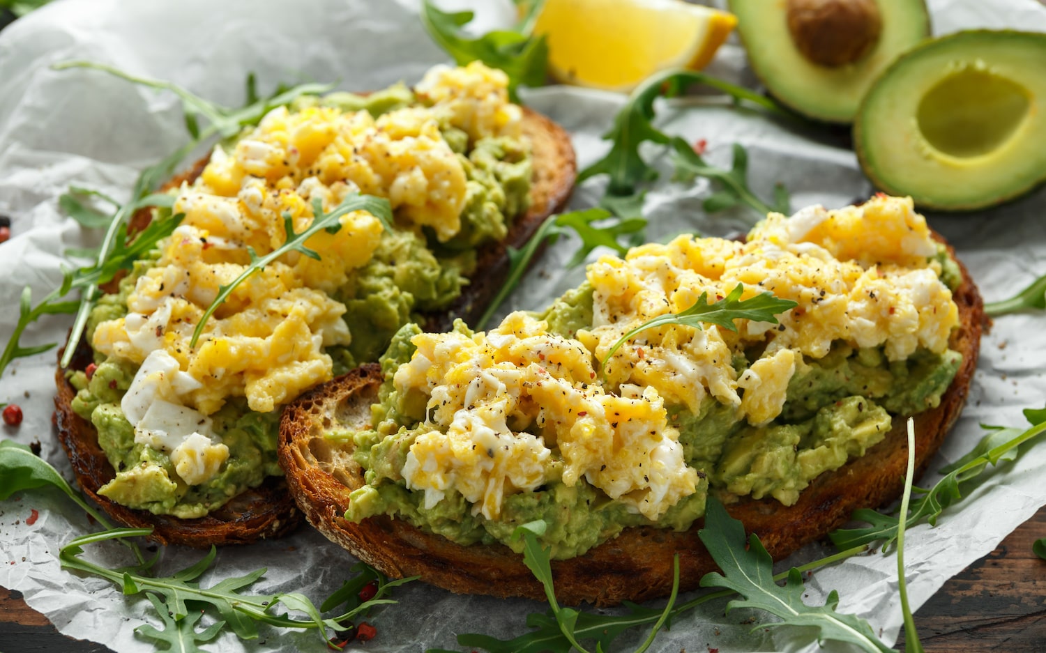 Rührei mit Avocado und Rucola auf Brot