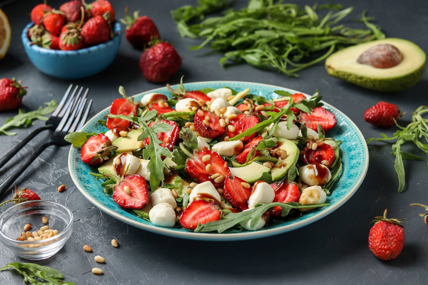 Erdbeer Spargel Salat auf Teller