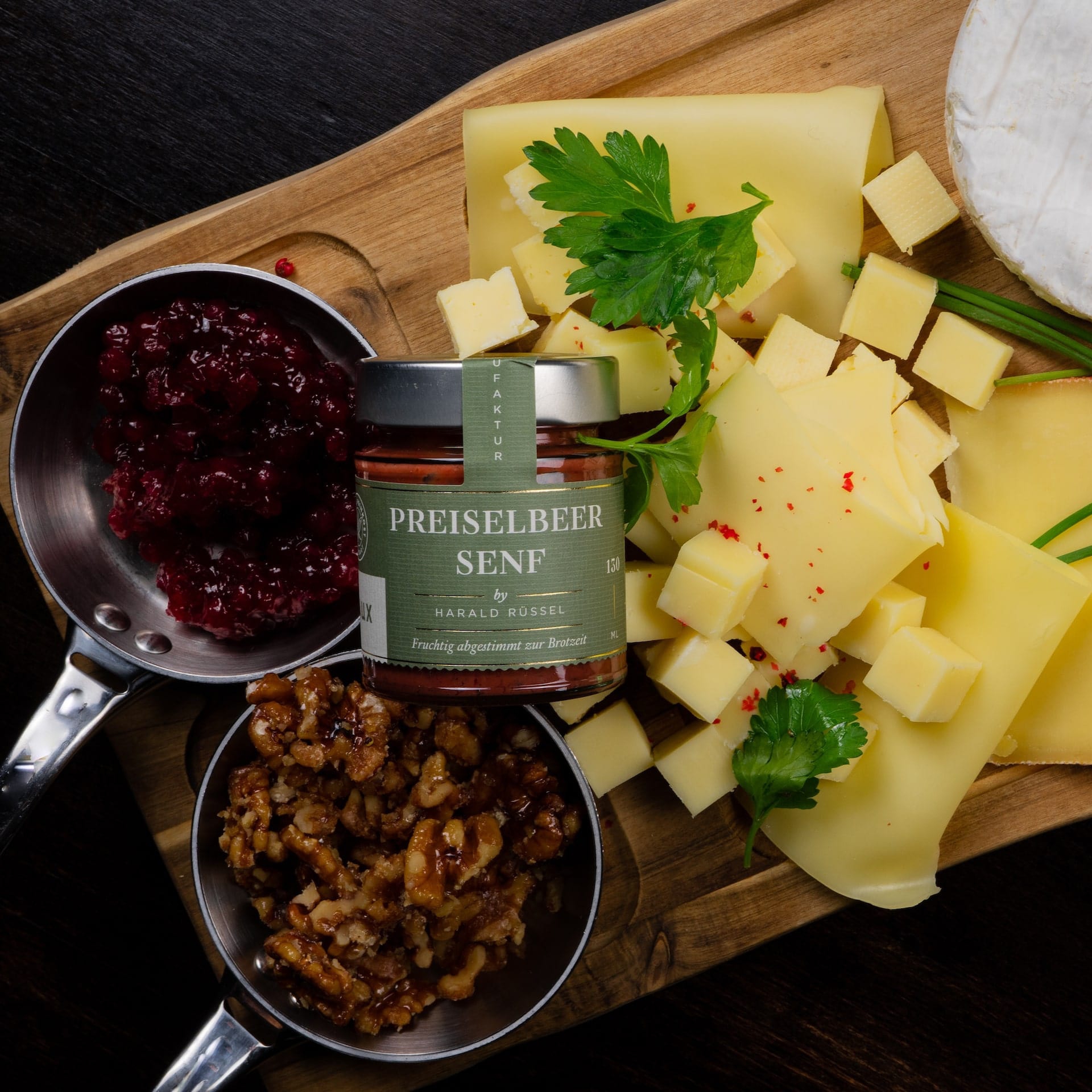 LAUX Preiselbeersenf by Harald Rüssel neben Käseplatte und Nüssen