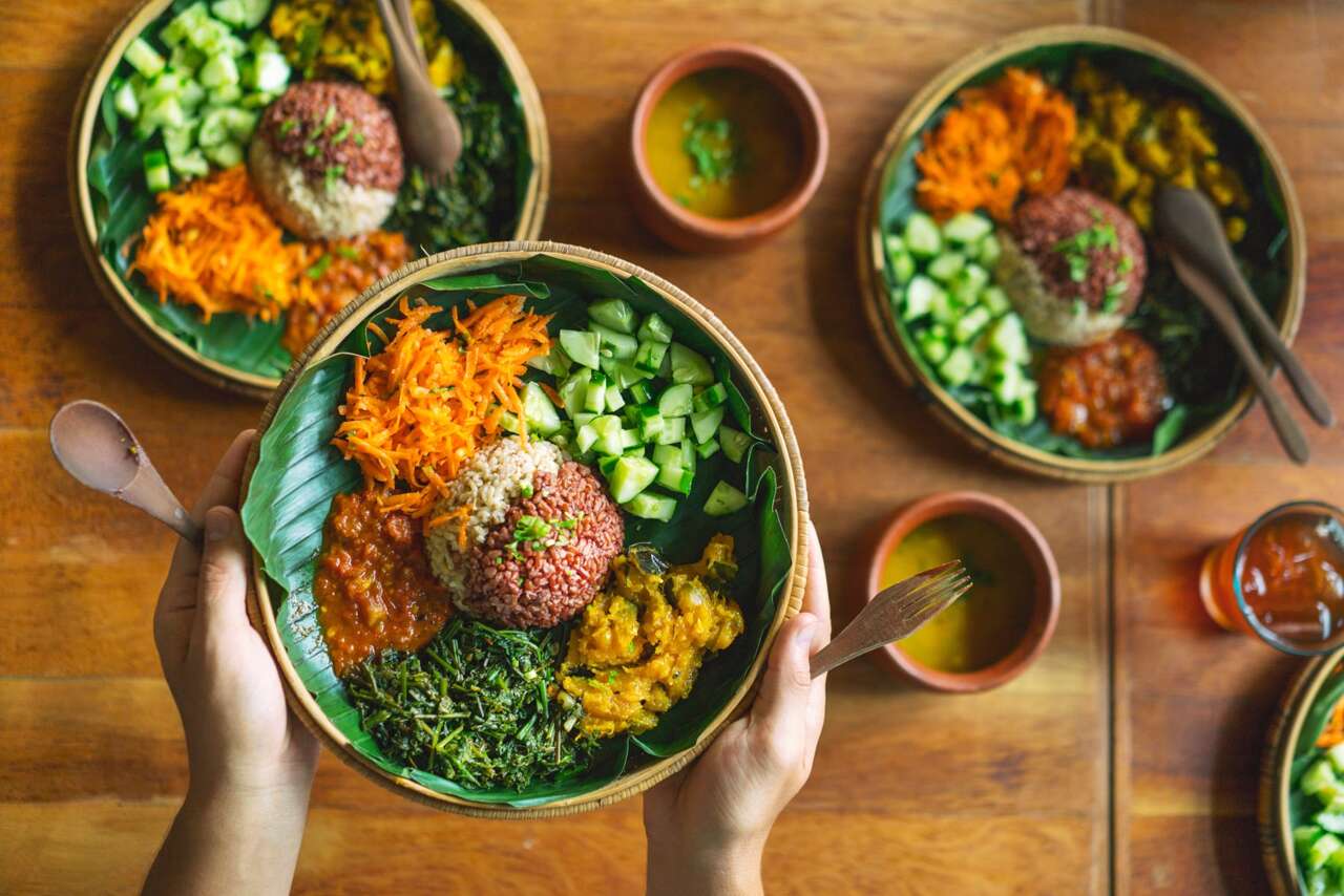 Leckere vegane Bowls mit Reis und Gemüse