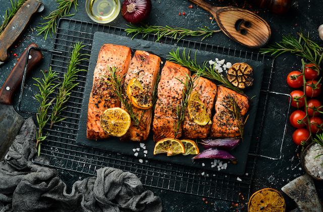 Gegrillter Lachs mit Dill und Zitronen auf Schiefernplatte