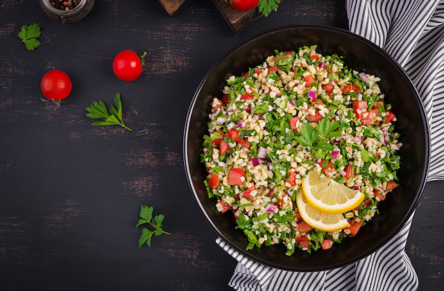 Taboulé Salat mit Bulgur, Tomaten, Zwiebeln, Zitrone und Petersilie in Schüssel