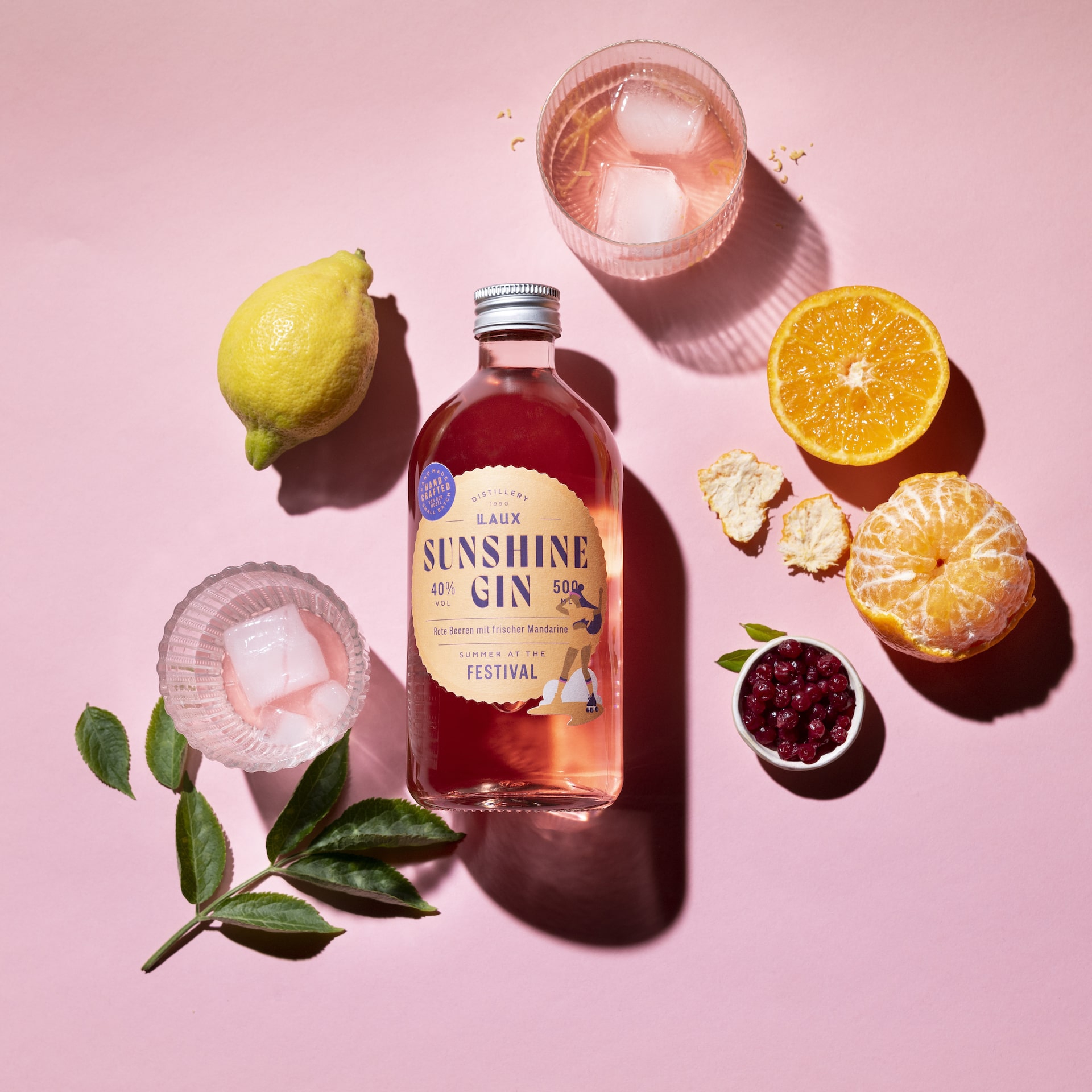 Summer at the Festival fruchtiger Gin Moodfoto auf pinkem HIntergrund