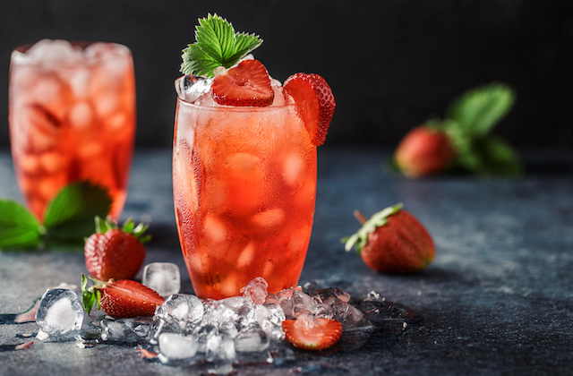 Erdbeer Shrub Mocktail im Glas mit Eiswürfeln und Minze
