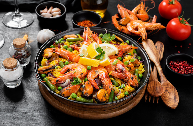 Paella in Pfanne mit Meeresfrüchten