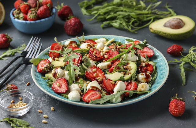 Spargelsalat mit Erdbeeren