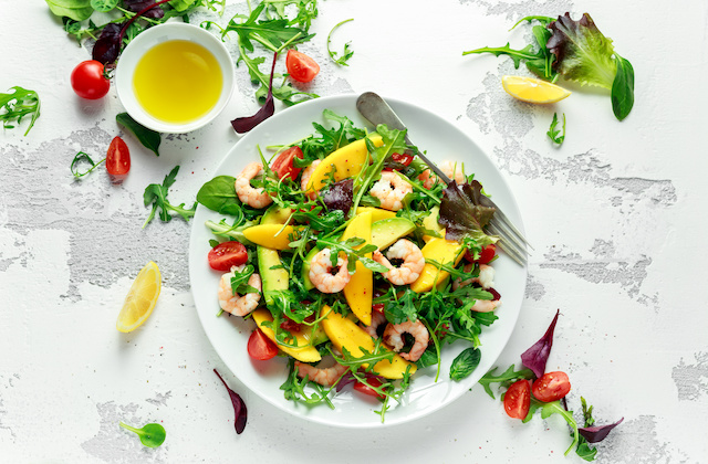 Sommersalat mit Garnelen, Mango und Avocado