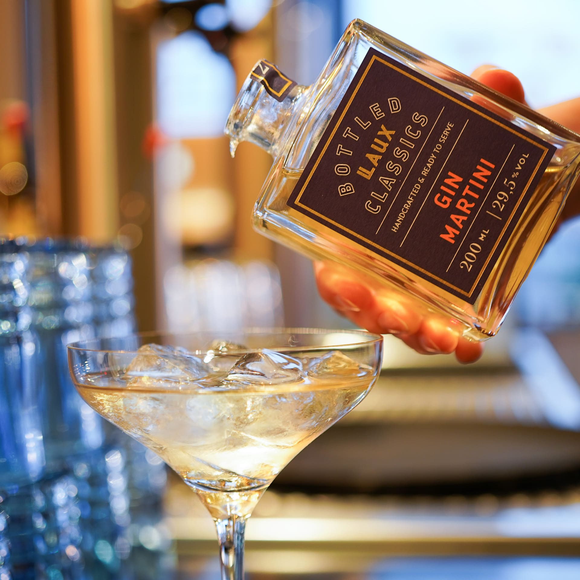LAUX Gin Martini Bottled Classic wird ins Martini Glas gegossen