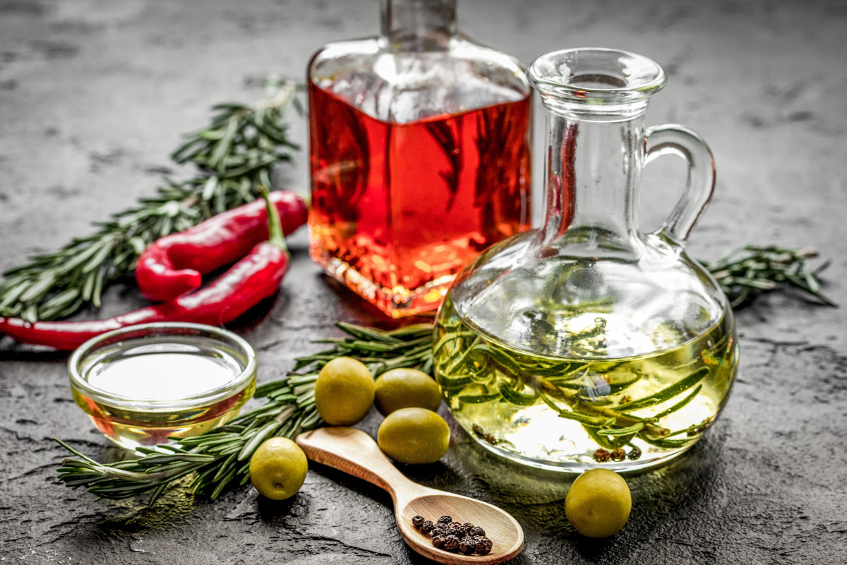 Olivenöl in verschiedenen Sorten mit Chili in Karaffen