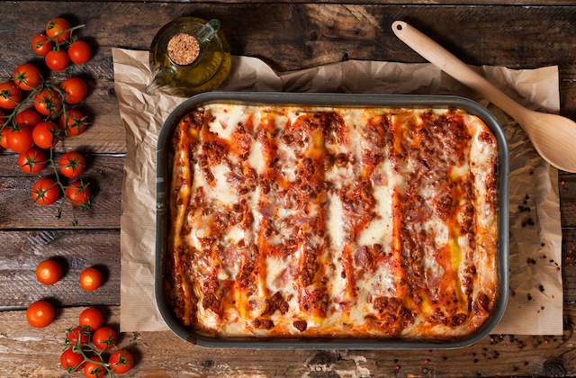 Klassische Lasagne in Auflaufform mit Tomaten und Fleisch