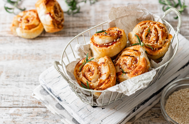 Herzhafte Hefeschnecken im Brotkörbchen