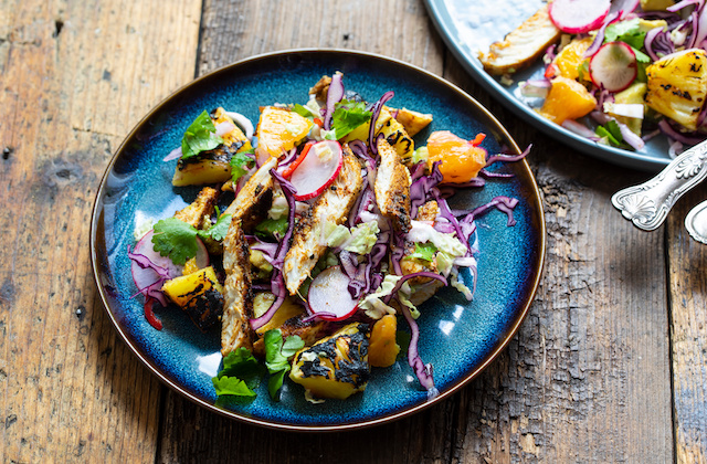 Gegrilltes Hähnchen mit Ananas, Radieschen und mehr auf Teller