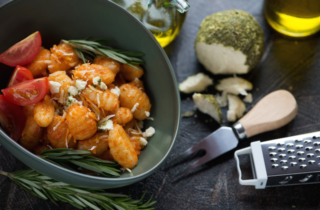 Nussgnocchi mit Trüffelpesto angerichtet auf Teller