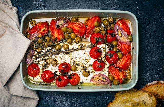 Baked Feta One Pot Pasta in Auflaufform mit Oliven und Tomaten