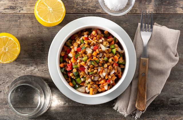 Linsensalat mit Zwiebeln und Gurken in Schüssel