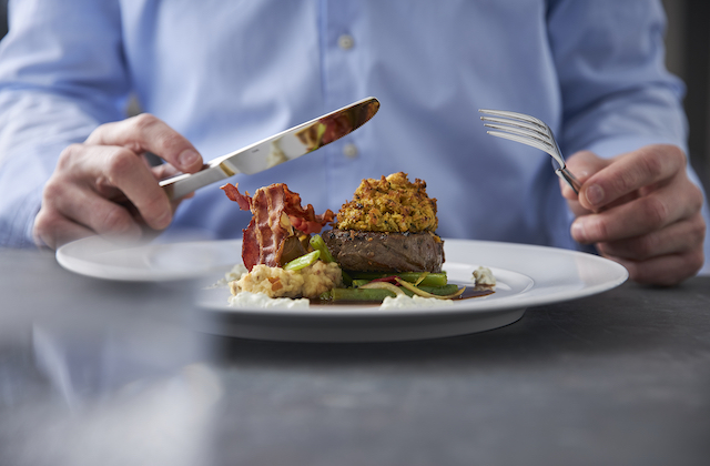 Rinderfilet mit Café de Paris Kruste, Bacon und Gemüse auf Teller