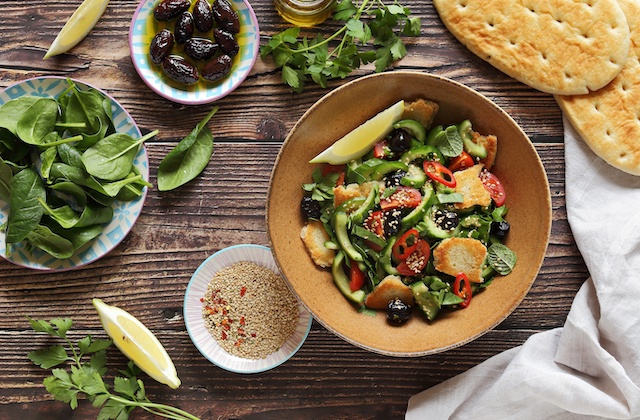 Fattoush Salat mit Tomaten, Gurken, Zwiebeln und Brot in Schüssel