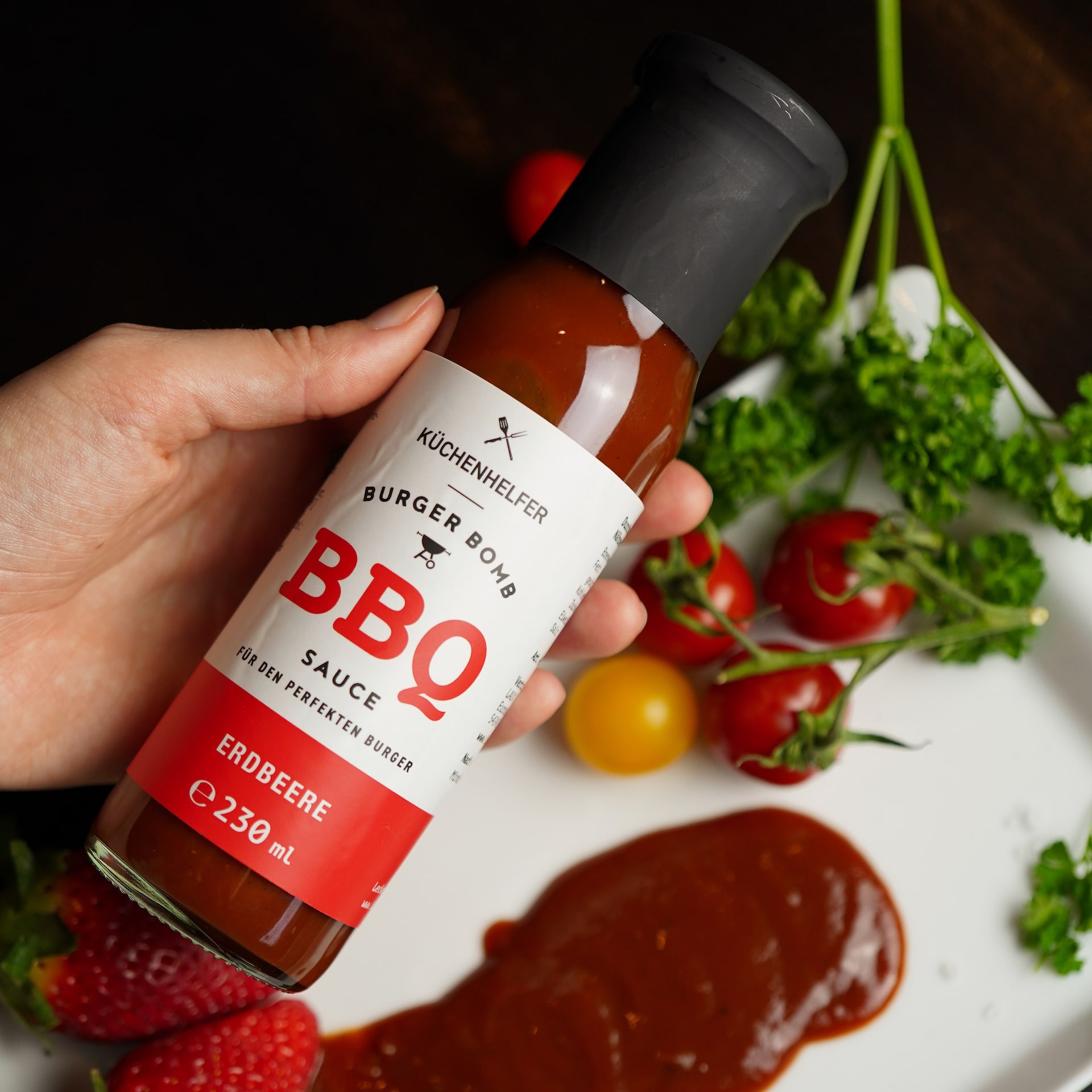 Küchenhelfer BBQ Sauce Erdbeer auf Teller mit Tomaten